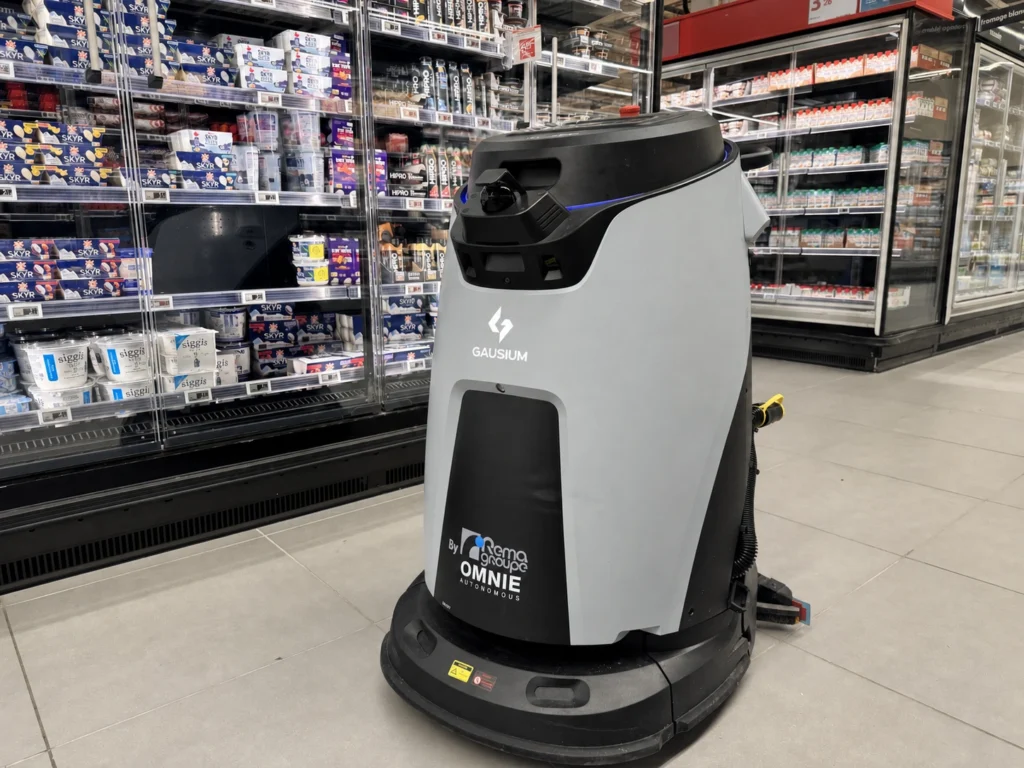 Gausium Omnie bei der autonomen Bodenreinigung in einem Auchan-Supermarkt