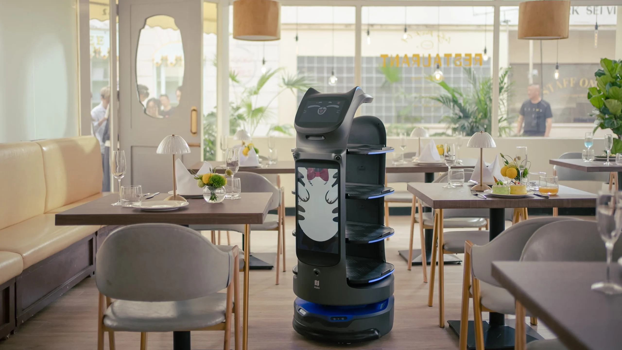 PUDU Robotik in einer professionellen Gastronomieumgebung