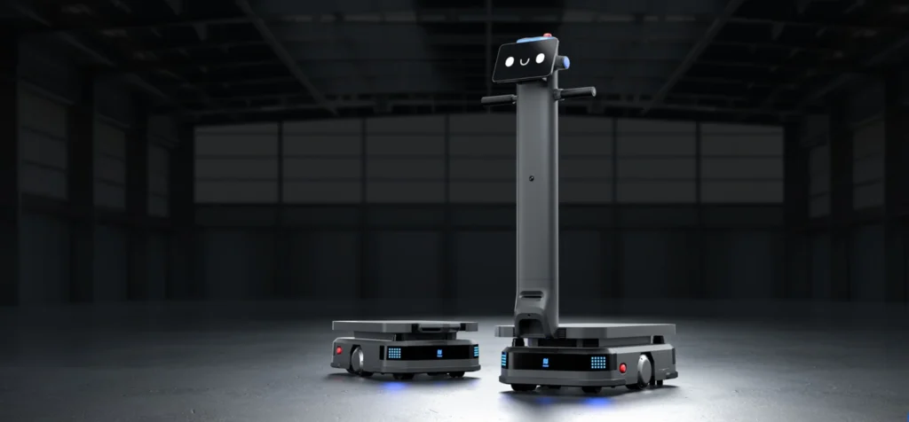 Zwei autonome Transportroboter in einer dunklen Logistikhalle